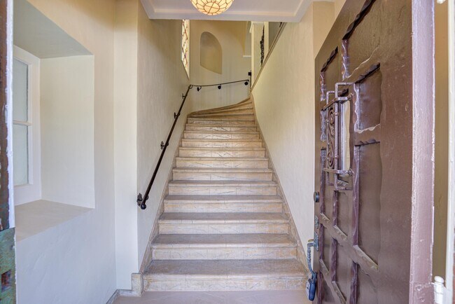 Building Photo - 176 S Orange Dr