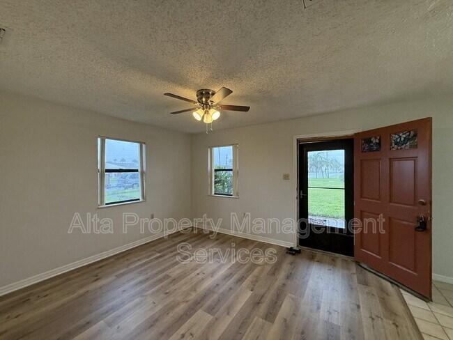 Building Photo - 195 Cardinal Dr