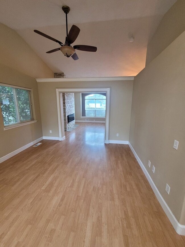Building Photo - Charming and Spacious 3BB/2.5BA home for rent!  AVAILABLE NOW