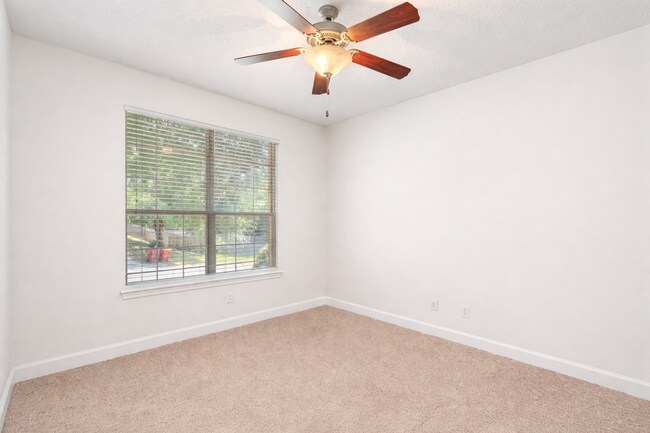 Building Photo - 4 Bedroom in Ideal Neighborhood!!