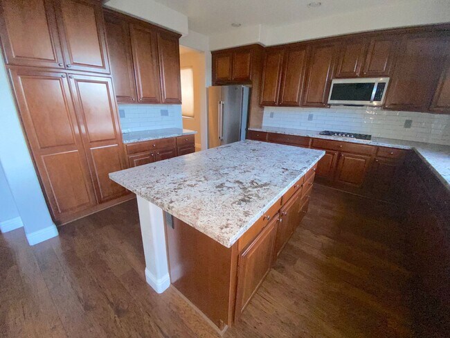 Building Photo - Top of the Hill - Gorgeous 5 Bedroom 3 Bat...