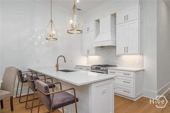 Building Photo - 304 W 38th St