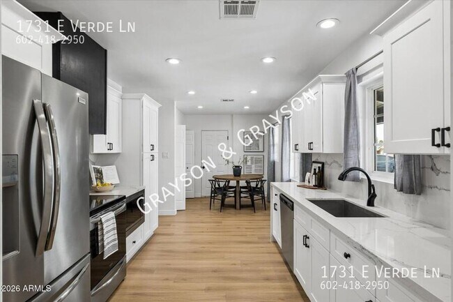 Building Photo - Beautiful Brick Home in Phoenix
