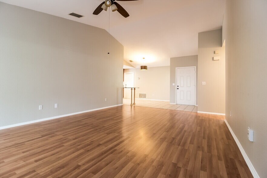 Building Photo - 1042 Alpug Ave