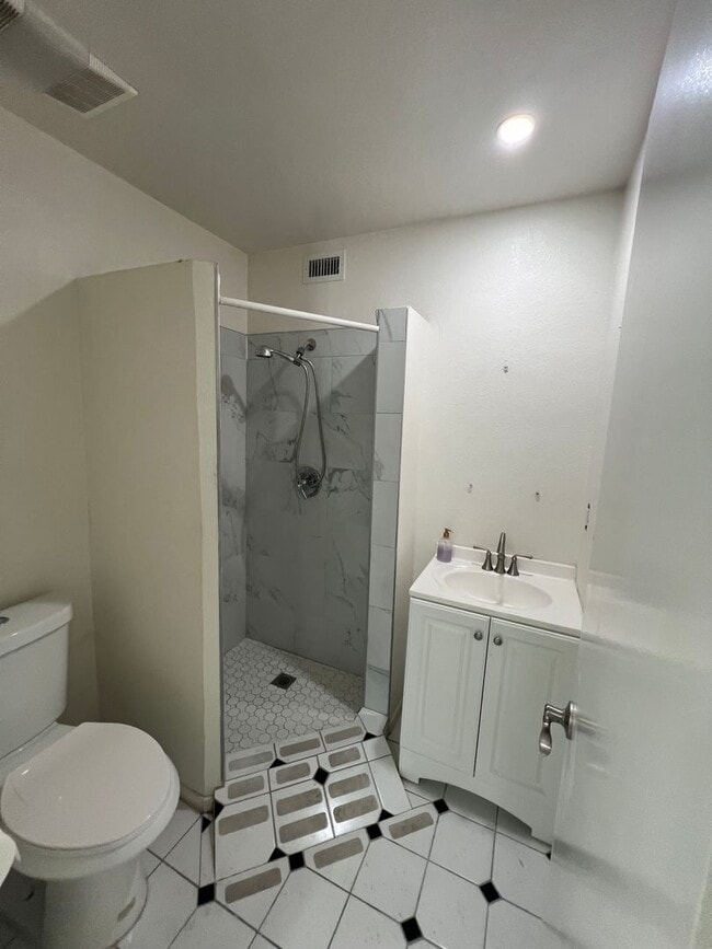 Building Photo - Great Large House ready for you to Make it a Home