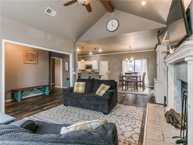 Building Photo - Gorgeous Home Located In Choctaw!!!