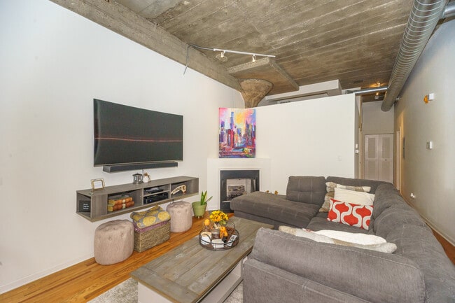 Building Photo - 1000 W 15th St