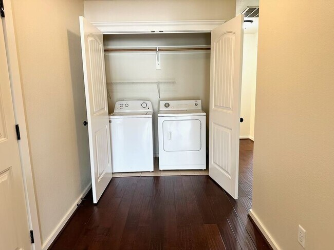 Building Photo - 2 Bedroom 1 Bath - End Unit Apartment (40%...