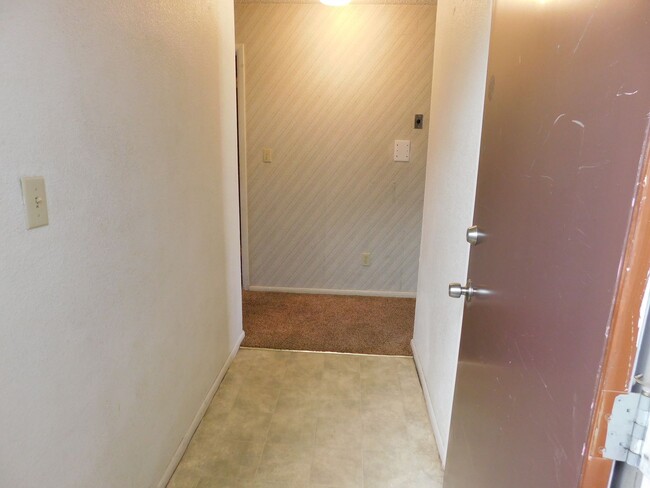 Building Photo - 805 E Cedar Ct