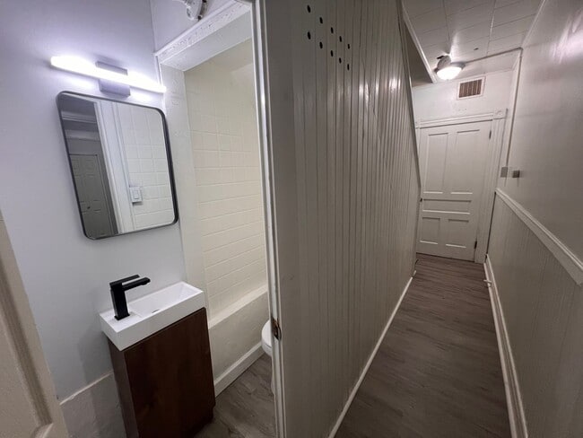 Building Photo - Pittsburgh - 6 Bedroom 1.5 Bathroom - For rent