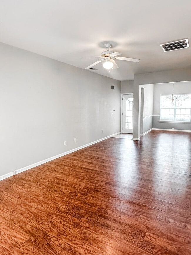 Building Photo - 3/2.5 Townhome in great Oakwood location