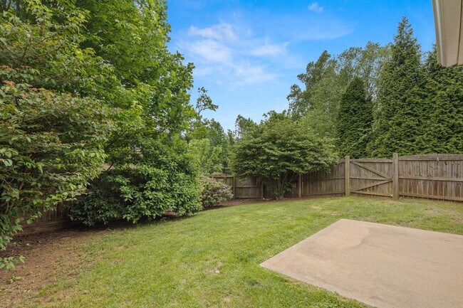 Building Photo - Spacious House in Hadley Park
