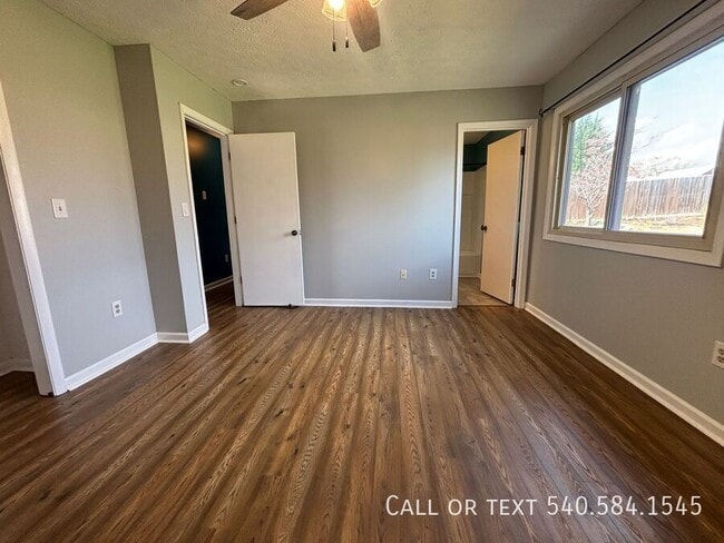 Building Photo - 3615 Ellen Dr