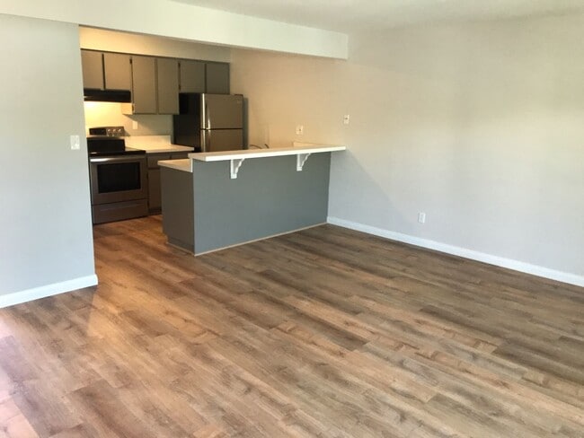 Building Photo - Awesome Remodeled Top Floor condo in Point Loma Tennis Club