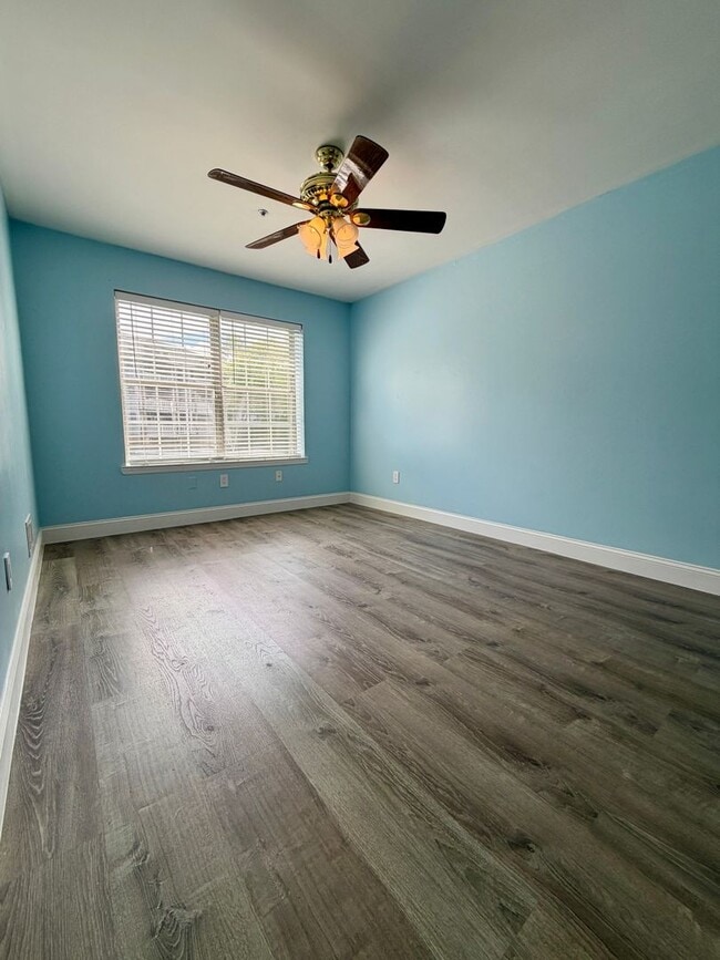Building Photo - 401 Waters Edge Dr