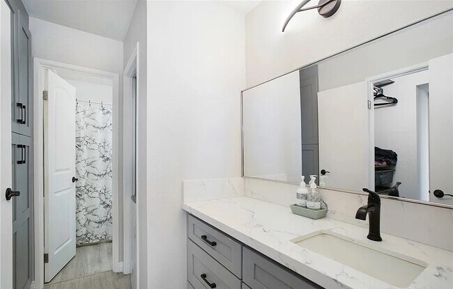 Building Photo - Condo for Rent with View