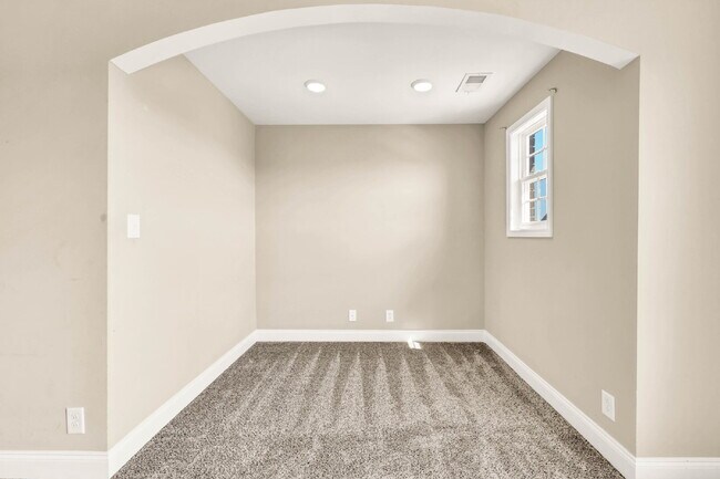 Building Photo - Close to Fort Campbell and MOVE IN READY!