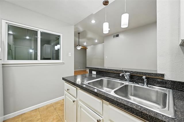 Building Photo - 8601 Park Ln