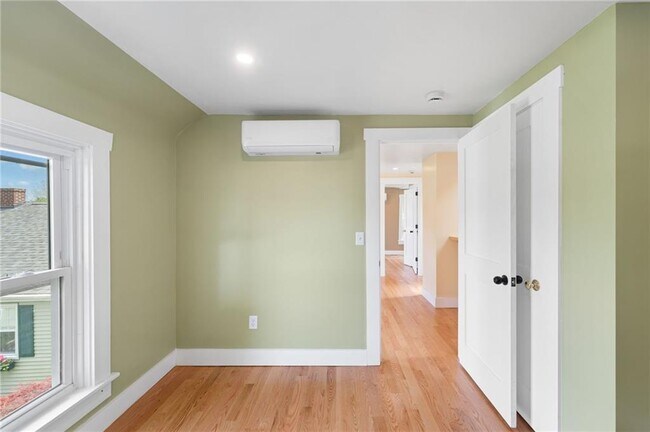 Building Photo - 32 Richmond St