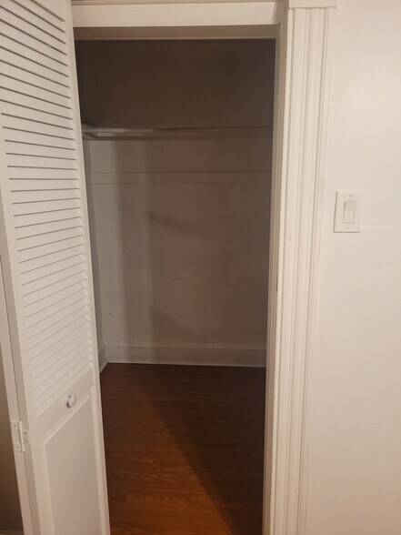 Huge main bdrm closet - 76 Bedford St