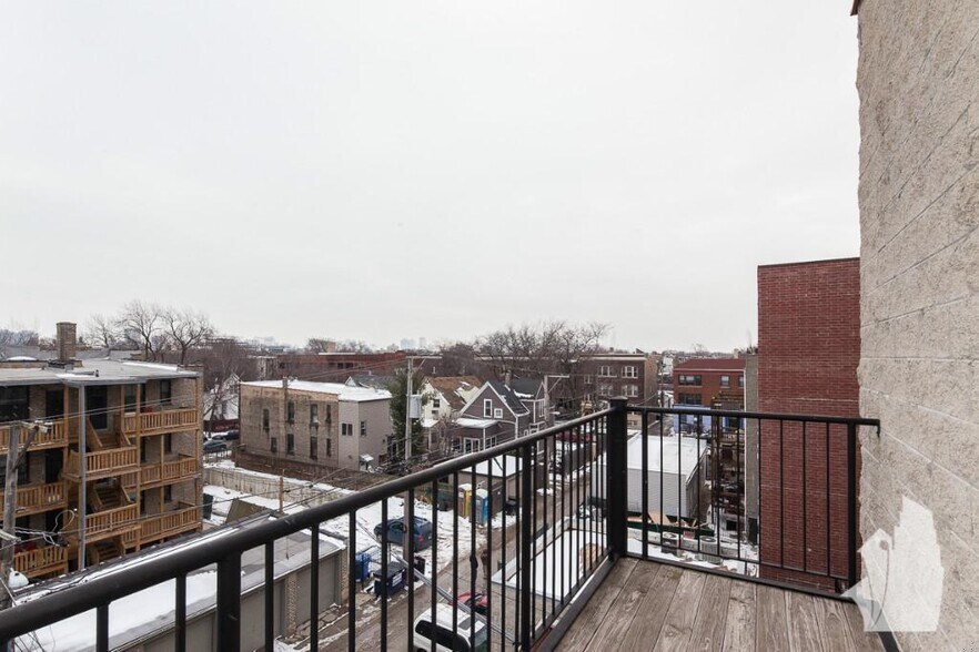 Building Photo - 3829 N Southport Ave