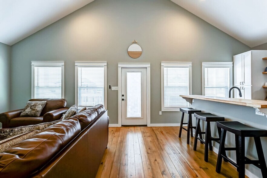 Building Photo - 1037 Sunset Cir