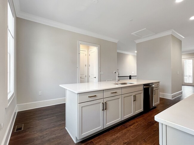 Building Photo - Stunning Luxury Townhome with Elevator in ...
