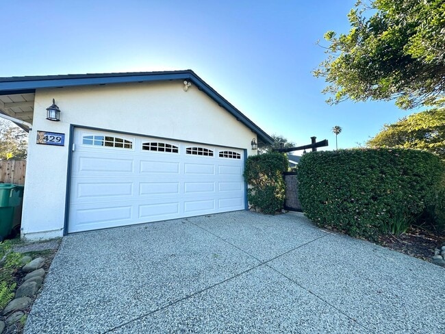 Building Photo - Updated Goleta Home Located in Desirable Santa Barbara Shores