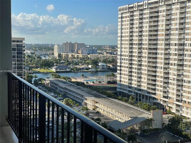 Building Photo - 2030 S Ocean Dr