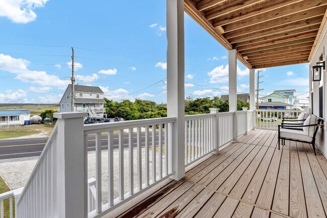 Building Photo - 822 S Topsail Dr