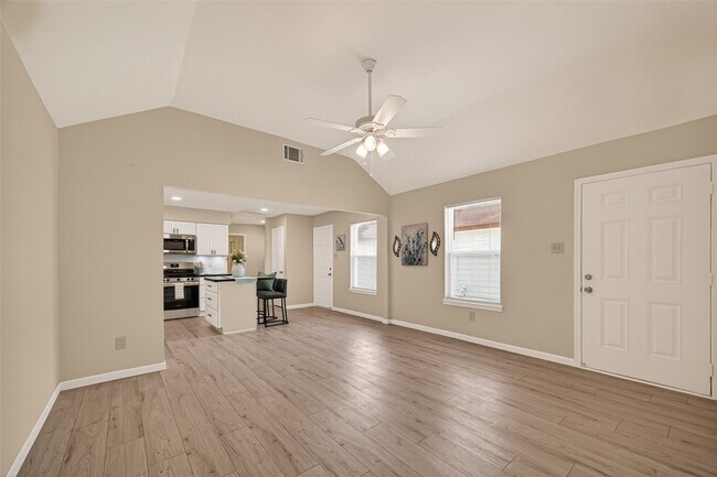 Building Photo - 13843 Northlake Dr