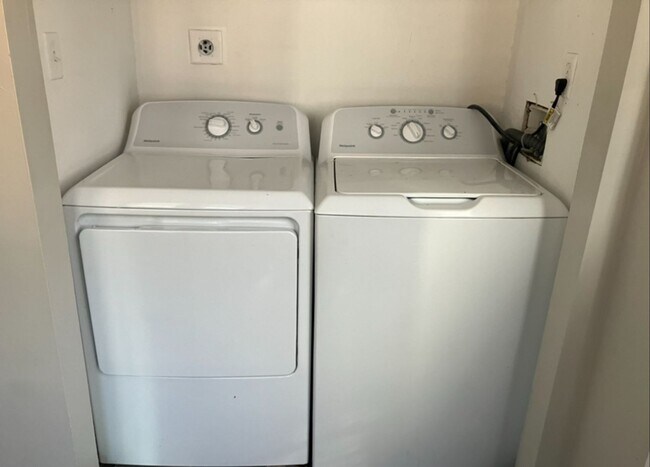 Building Photo - Three Bedroom Condo - Centrally Located Su...