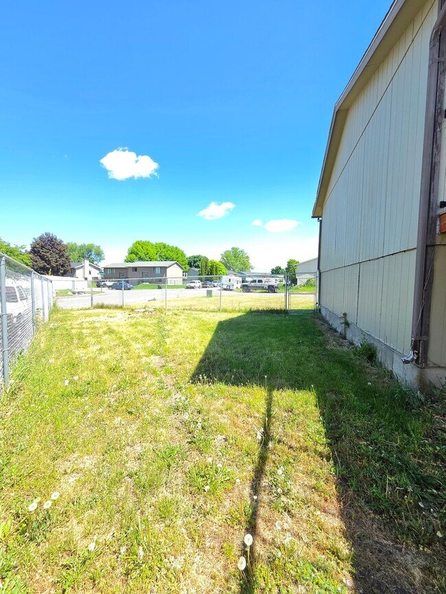 Building Photo - $1,850 - 3 Bed / 2 Bath Bright and Spacious Duplex in Spokane Valley