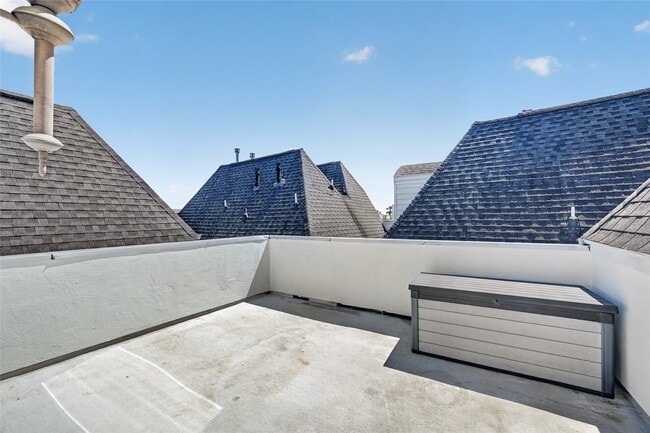 Building Photo - 5305 Lillian St