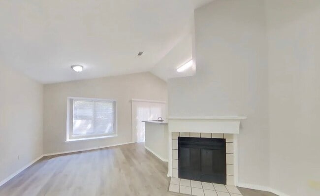 Building Photo - MOVE IN READY