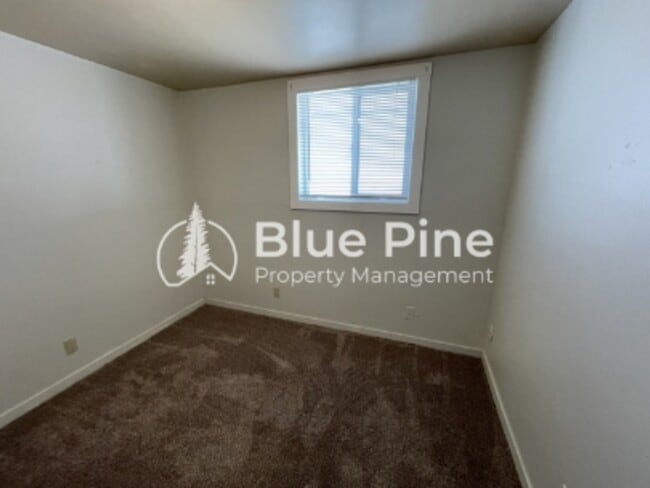 Building Photo - 550 W 21st St