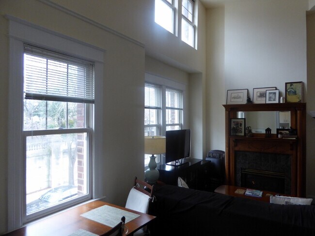 Building Photo - 1685 Crescent Pl NW