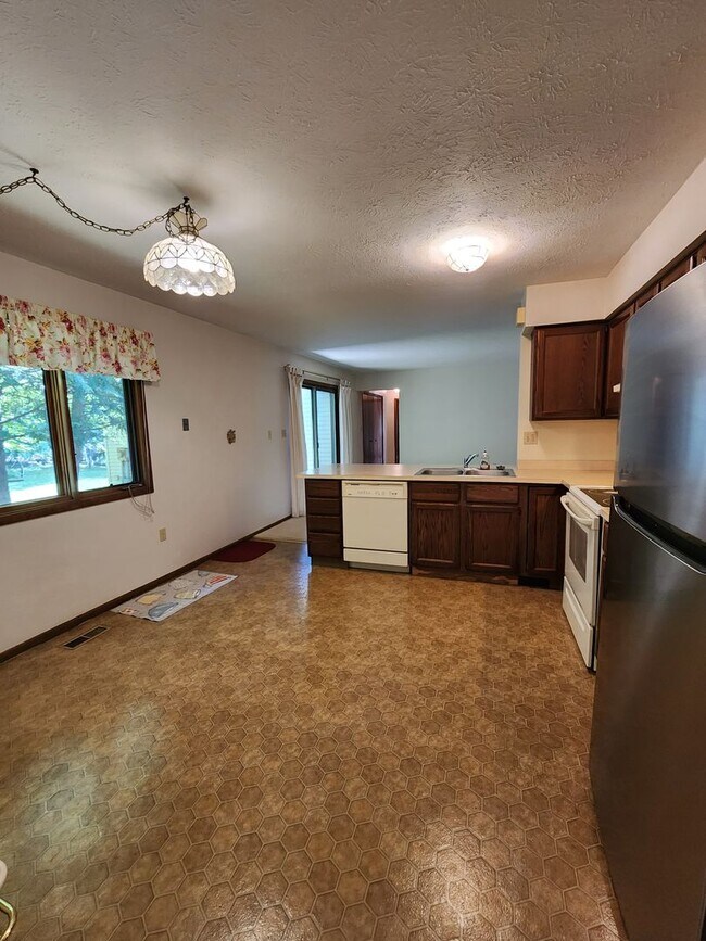 Building Photo - Spacious 3 Bedroom 3 Bathroom Home For Ren...