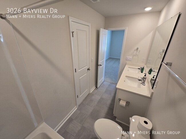 Building Photo - 3026 Bayview Dr