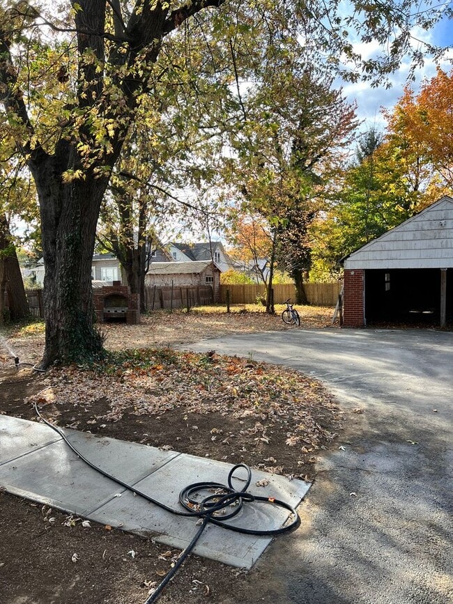 Building Photo - Pennington Rd, Ewing, NJ – 6BR / 2BA. Large single-family home near TCNJ with spacious driveway
