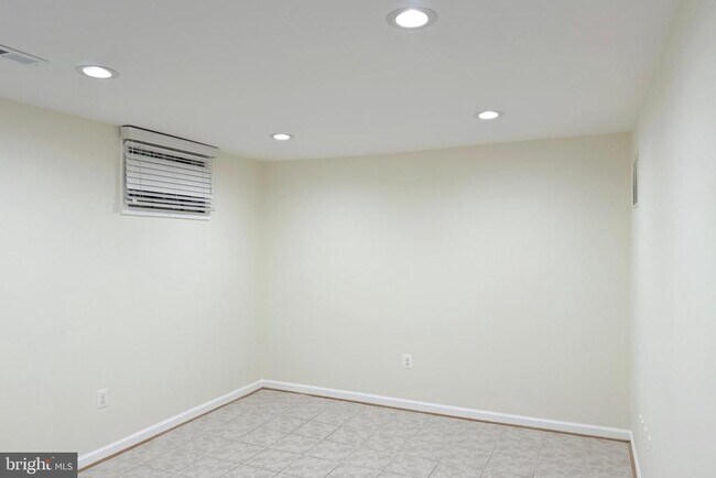 Building Photo - 2438 S Walter Reed Dr