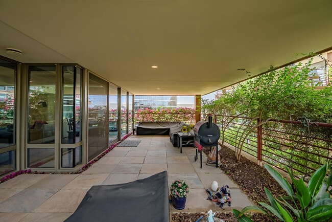 Building Photo - 7127 E Rancho Vista Dr