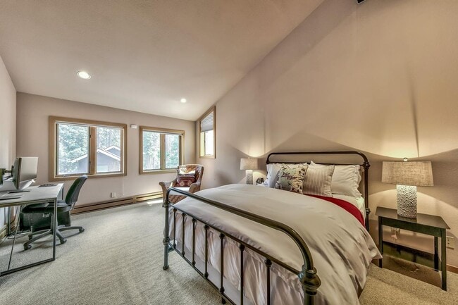 Building Photo - Perfect Location