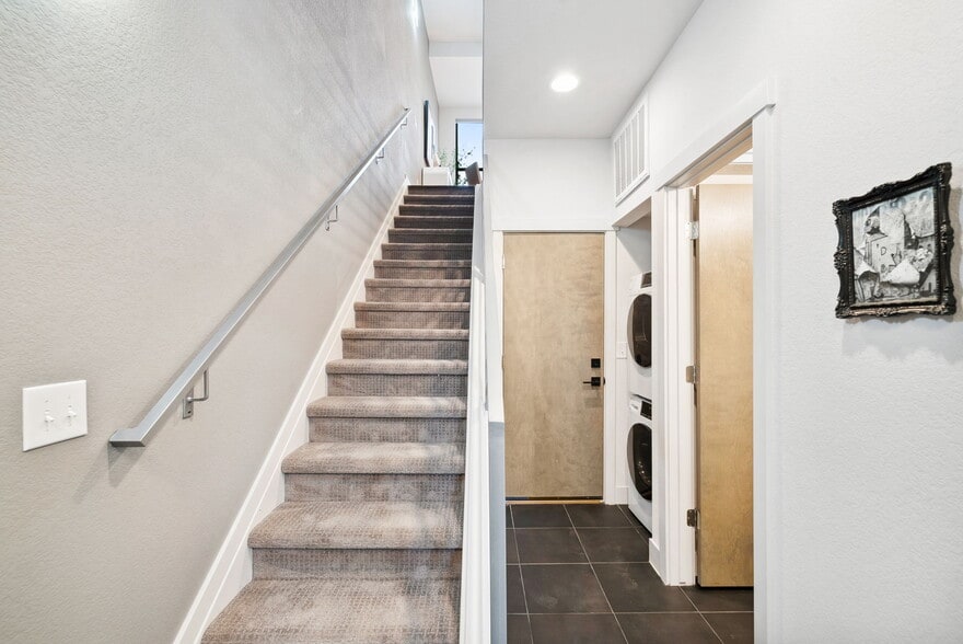 Entryway - 3314 Curtis St