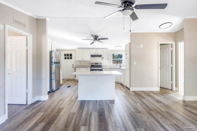 Building Photo - 211 Evergreen Dr