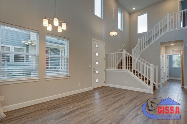 Building Photo - Beautiful, modern townhouse with primary b...
