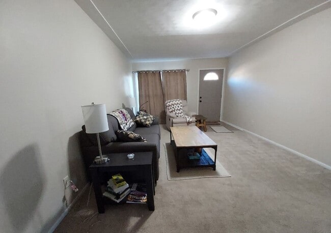 Building Photo - 2 Bedroom 1.5 Bathroom duplex in Hudson