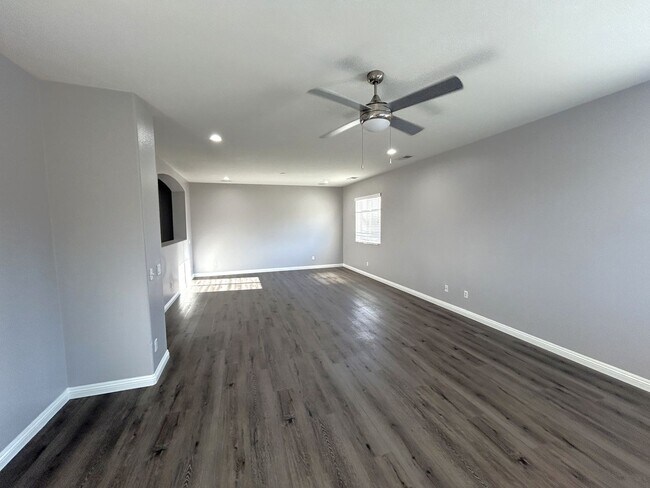 Building Photo - Silver Loop Jurupa Valley, 91752  (5 bed, ...