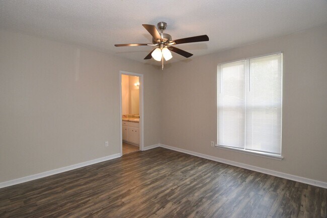 Building Photo - Renovated 3 Bed/2 Bath w/ Large Fenced Back Yard