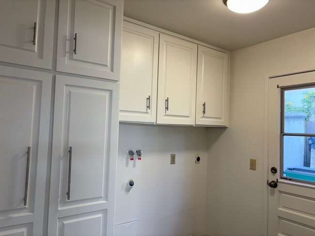 Building Photo - Spacious 5 bedroom 2 1/2 bathroom Westpark...